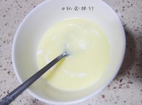 28克牛奶加黄油17克，蜂蜜4克、混合均匀放在锅里保温大概40度左右