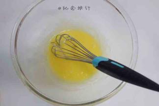 玉米油
白砂糖 盐
鸡蛋搅拌均匀

  