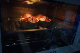 烤箱170度预热后放入烤箱35分钟左右即可