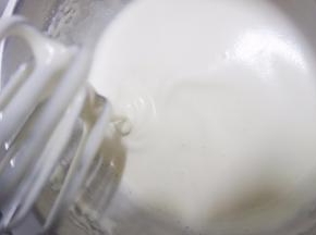 用低速整理蛋糊，每个地方停留15～30秒慢慢转盆到下一个地方，直到面糊没有大气泡，变得非常细腻（这一步不能省，决定了蛋糕口感）