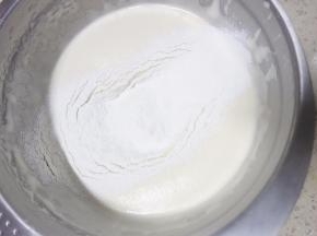分两次筛入低粉混合物用蛋抽拌至无干粉，再筛第二次