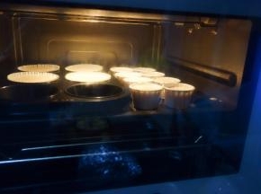 烤箱提前170度预热好以后放入烤箱烤20-25分钟，具体温度跟时间根据实际情况适当调整