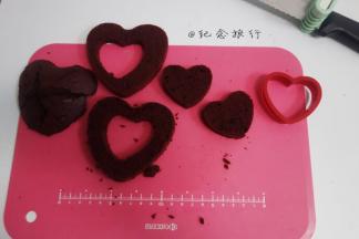 3个心形蛋糕脱模晾凉切去凸起的部分，

  

9、        剩下一个片成三片，用心形模具压出三个小心形备用

  

10、     kiri奶酪100g
淡奶油120g 糖18g打至有纹路后备用
将蛋糕裱出喜欢的花纹，表面还可以撒一些红丝绒蛋糕碎装饰