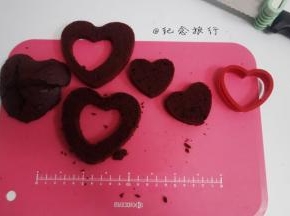 3个心形蛋糕脱模晾凉切去凸起的部分，

  

9、        剩下一个片成三片，用心形模具压出三个小心形备用

  

10、     kiri奶酪100g
淡奶油120g 糖18g打至有纹路后备用
将蛋糕裱出喜欢的花纹，表面还可以撒一些红丝绒蛋糕碎装饰