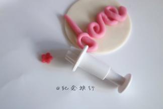 做一些翻糖，用模具压出来，粘合的地方用一点点水粘住就可以了