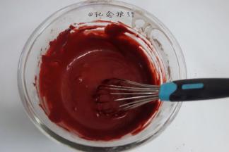 小苏打
白醋倒在一起起反应后加入面糊拌匀