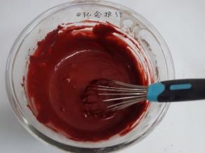 小苏打
白醋倒在一起起反应后加入面糊拌匀