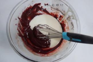 过筛的可可粉、低筋面粉搅拌均匀
倒入酸奶油搅拌均匀

  