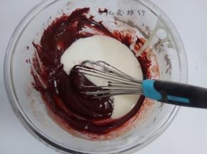过筛的可可粉、低筋面粉搅拌均匀
倒入酸奶油搅拌均匀

  