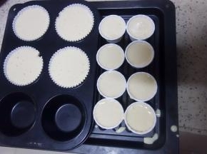 面糊倒在白色纸模里九分满差不多有十个