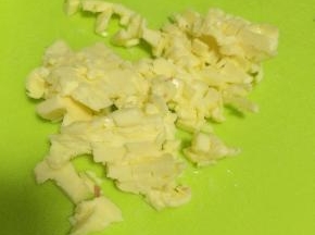 把黄油切碎。