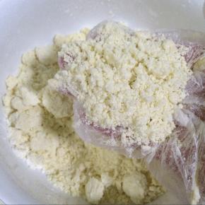 用手把黄油碎和其它粉类混合搓成屑状。