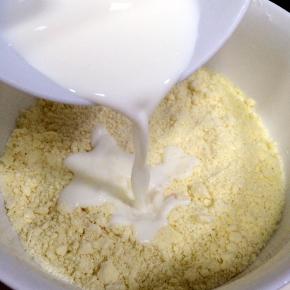 加入牛奶，用刮刀翻拌均匀至无干粉状态。