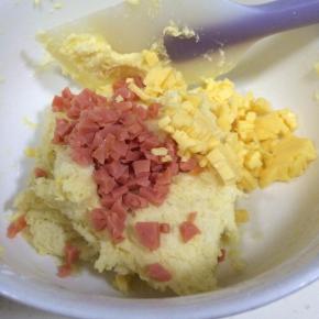 加入切好的香肠粒和芝士碎。