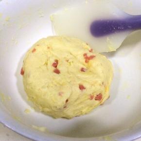 继续用刮刀翻拌均匀成团（也可以直接用手揉捏成团），盖上保鲜膜入冰箱冷藏20分钟。