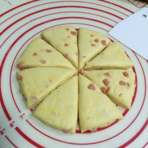 用刮板把擀开的面片切成八份。