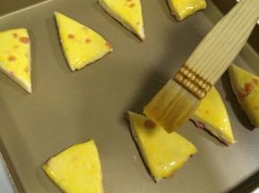 摆入烤盘，刷上蛋黄液或全蛋液均可。入预热好的烤箱中层，上下火170度约20分钟。