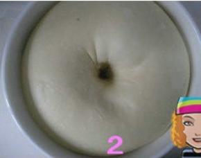 把揉好的面团滚圆，收入容器中，套上保鲜袋，放温暖的地方发酵至2.5倍大；