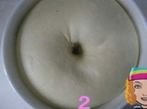 把揉好的面团滚圆，收入容器中，套上保鲜袋，放温暖的地方发酵至2.5倍大；