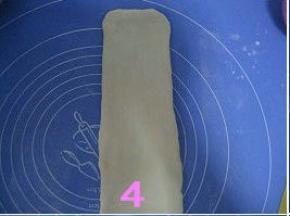 取松驰好的面团，压扁，用擀面杖从面团中间向上下两边擀开，把面团中的空气擀压出去；
   轻拉擀成椭圆形的面片四角，整成长方形；