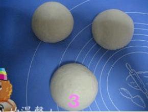 发酵完的面团排气，分割三等份，滚圆，松驰20分钟；