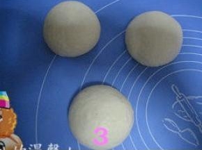 发酵完的面团排气，分割三等份，滚圆，松驰20分钟；