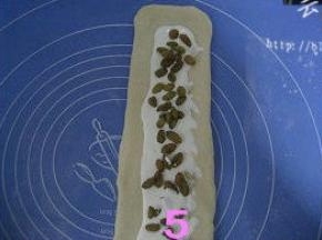 在面片上抹上适量的奶酪馅，再在奶酪馅上撒上适量葡萄干（面片的周边要留一定的空隙；
