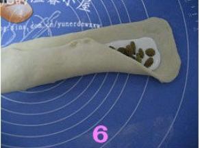 从面片的右边向左边轻轻卷起，把馅料包住；