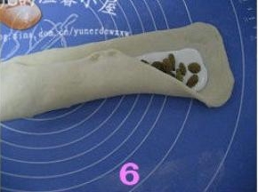 从面片的右边向左边轻轻卷起，把馅料包住；