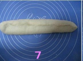 包住馅料的底边压紧，压实；接着将面团头围捏紧，整成长橄榄形状；