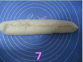 将整形好的长面团依次放入烤模中，套上保鲜袋，放温暖地方发酵40至50分钟；