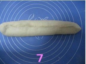 将整形好的长面团依次放入烤模中，套上保鲜袋，放温暖地方发酵40至50分钟；