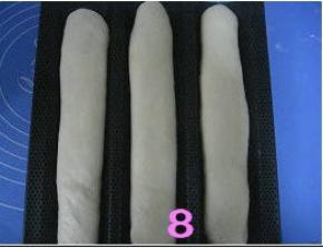 发酵好的面团表面刷上蛋液，在面团表面斜着切五六刀口;