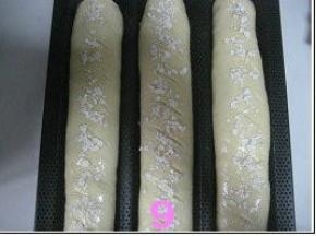 然后撒上即食燕麦片装饰；
   烤箱预热200度，中层，烤20分钟，中途变色后要加盖锡纸。(我家烤箱温度低。温度及时间仅供参考，根据自家烤箱来调节）