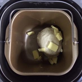 约揉至10分钟，面团成型后加入黄油，继续揉至完全扩展阶段，和面时间全程约35分钟。