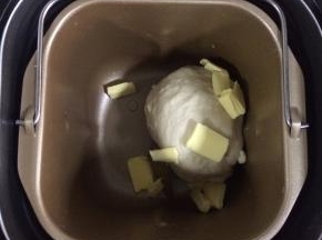 约揉至10分钟，面团成型后加入黄油，继续揉至完全扩展阶段，和面时间全程约35分钟。