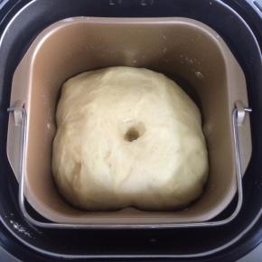 启动发酵功能，面团发至2倍大，手指沾面粉戳孔，不塌陷不回弹即可。