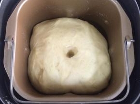 启动发酵功能，面团发至2倍大，手指沾面粉戳孔，不塌陷不回弹即可。