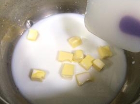 待面团二发快完的时候，制作下泡浆。把黄油和牛奶用小火微微加热下就可离火，用刮刀搅拌至黄油融化，与牛奶完全融合。