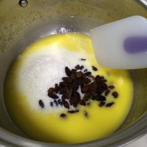 加入细砂糖和椰蓉以及葡萄干。