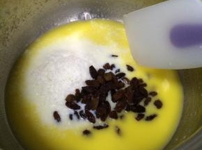 加入细砂糖和椰蓉以及葡萄干。
