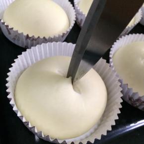 用剪刀在面团上剪个十字口子。