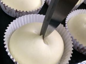 用剪刀在面团上剪个十字口子。