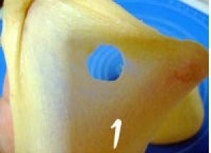 将除黄油外的材料混合均匀，放冰箱冷藏30分钟后取出；
   将面团揉至光滑，加入软化的黄油，继续揉至面筋扩展（可拉出稍微透明的薄膜，抻开的洞口呈锯齿状，面团表面光滑，有弹性。);