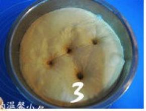 面团发酵至原体积两倍大，用手指在面团表在戳个洞，洞口不回缩表示发酵完成；