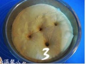 面团发酵至原体积两倍大，用手指在面团表在戳个洞，洞口不回缩表示发酵完成；