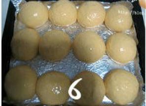 面团发酵至两倍大，表面刷上蛋液；