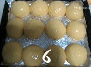 面团发酵至两倍大，表面刷上蛋液；