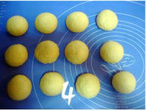 发酵好的面团排气，分割12等份，分别滚圆，盖上保鲜膜松驰15分钟；