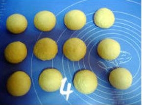 发酵好的面团排气，分割12等份，分别滚圆，盖上保鲜膜松驰15分钟；